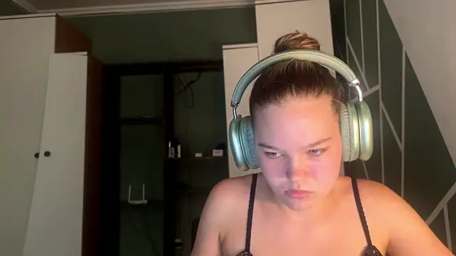 Snapshot of HellyRay chatting on 4, 7, 2026 HellyRay online show from 4, 7, 2026