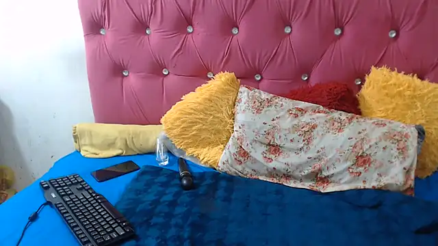 PEACHESX25x online show from 6, 7, 2026