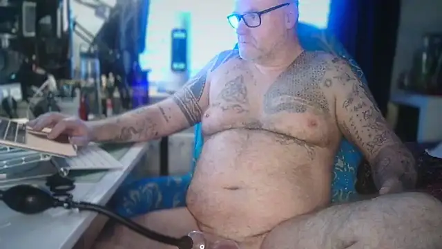 Snapshot of Tattooed_Dilf_01 chatting on 31, 5, 2026 Tattooed Dilf 01 online show from 31, 5, 2026
