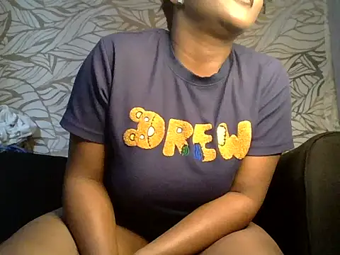 Snapshot of Thia_bunny chatting on 5, 8, 2026 Thia bunny online show from 5, 8, 2026