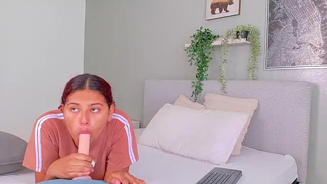 AmeliaLaurent  online show from 4, 7, 2026