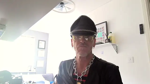 Snapshot of NottsLeather chatting on 7, 6, 2026 NottsLeather online show from 7, 6, 2026