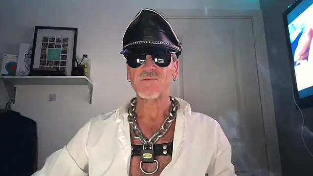Snapshot of NottsLeather chatting on 7, 6, 2026 NottsLeather online show from 7, 6, 2026