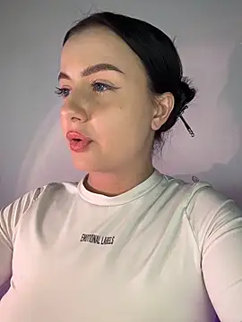 Snapshot of QueenL0la chatting on 27, 5, 2026 QueenL0la online show from 27, 5, 2026
