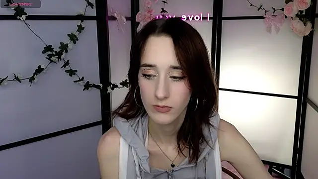 LolaWhitmore online show from 28, 5, 2026
