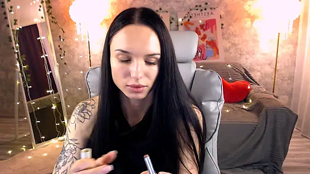 NicoleMerz online show from 19, 6, 2026