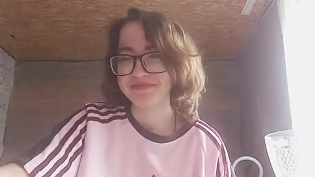 Snapshot of OliviaMoment chatting on 20, 6, 2026 OliviaMoment online show from 20, 6, 2026