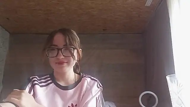 Snapshot of OliviaMoment chatting on 19, 6, 2026 OliviaMoment online show from 19, 6, 2026