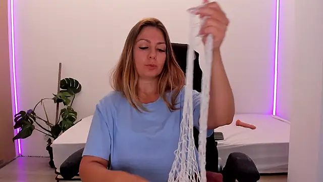 LindaWhite  online show from 19, 9, 2025