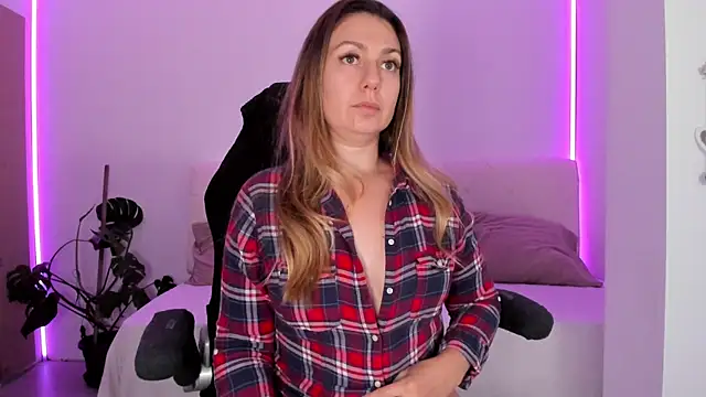 LindaWhite  online show from 9, 11, 2025