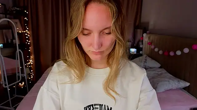 Snapshot of JenevaLitalien chatting on 5, 6, 2026 JenevaLitalien online show from 5, 6, 2026