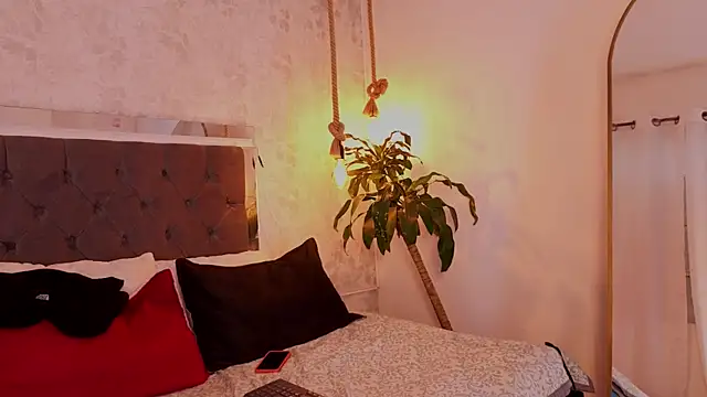 chloe bronze online show from 23, 6, 2026
