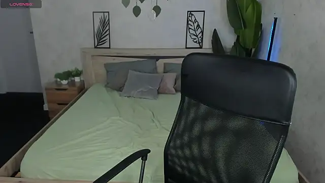 Snapshot of Violeta_Paul chatting on 8, 6, 2026 Violeta Paul online show from 8, 6, 2026