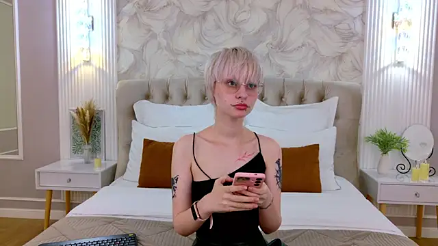 Snapshot of LauraDiazz chatting on 12, 6, 2026 LauraDiazz online show from 12, 6, 2026
