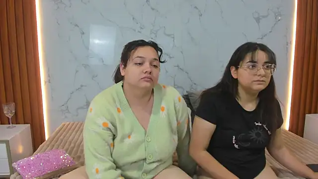 Snapshot of genesis_y_moon chatting on 10, 7, 2026 genesis y moon online show from 10, 7, 2026
