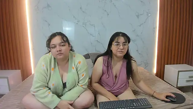 Snapshot of genesis_y_moon chatting on 9, 7, 2026 genesis y moon online show from 9, 7, 2026