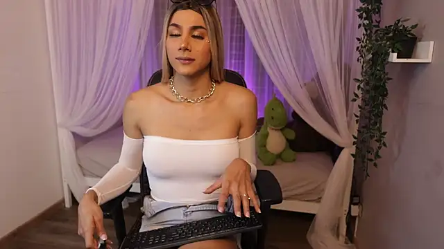 Snapshot of Martinaa_Rose chatting on 13, 7, 2026 Martinaa Rose online show from 13, 7, 2026