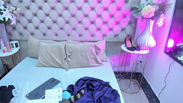 Snapshot of NaomiWhite_ chatting on 6, 7, 2026 NaomiWhite online show from 6, 7, 2026