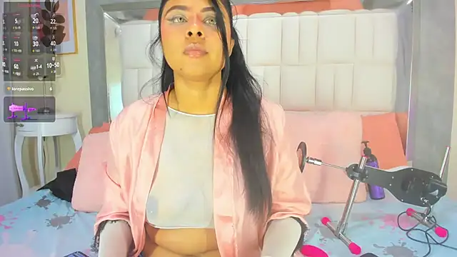 Snapshot of DanniValencia chatting on 9, 7, 2026 DanniValencia online show from 9, 7, 2026