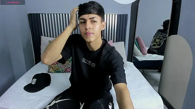 Snapshot of Axel_Mendozaa chatting on 4, 7, 2026 Axel Mendozaa online show from 4, 7, 2026
