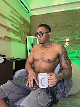 Snapshot of LoganVarela chatting on 7, 7, 2026 LoganVarela online show from 7, 7, 2026