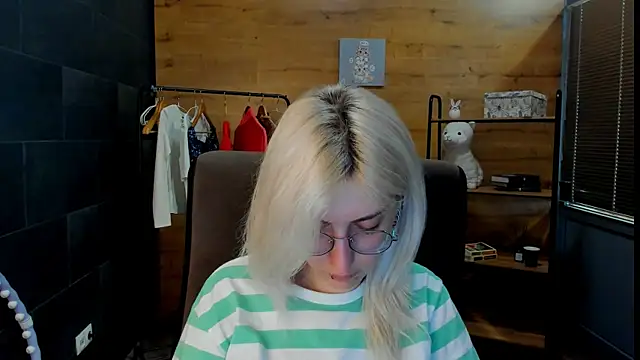 DaisyHopkins online show from 21, 6, 2026