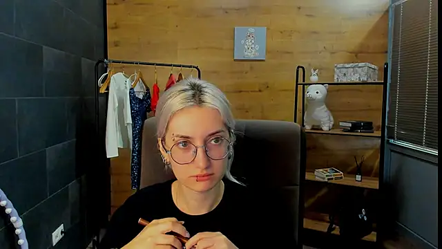 DaisyHopkins online show from 20, 6, 2026