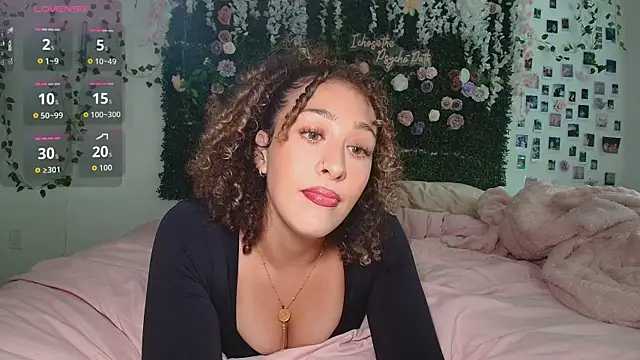 LyraCovee online show from 17, 6, 2026