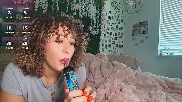 LyraCovee online show from 21, 6, 2026
