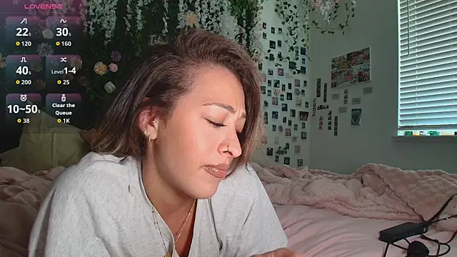LyraCovee online show from 6, 7, 2026