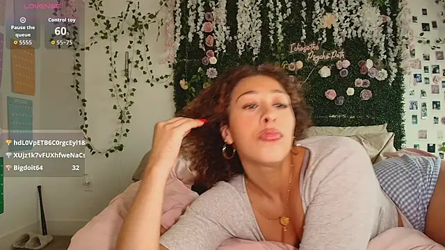 LyraCovee online show from 8, 6, 2026
