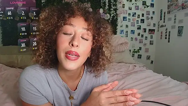 LyraCovee online show from 22, 7, 2026