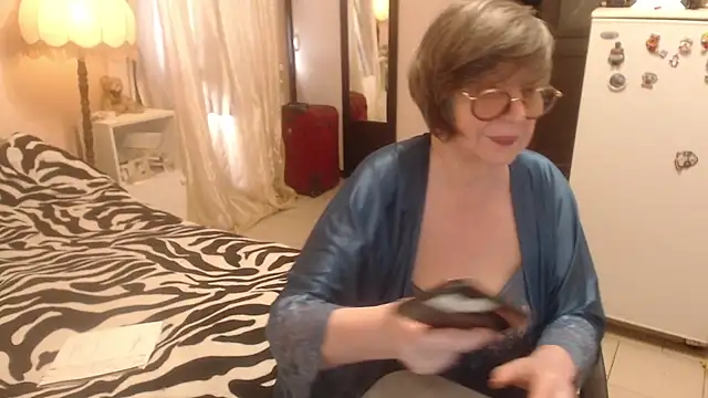 Snapshot of Sharon_Amore chatting on 5, 7, 2026 Sharon Amore online show from 5, 7, 2026