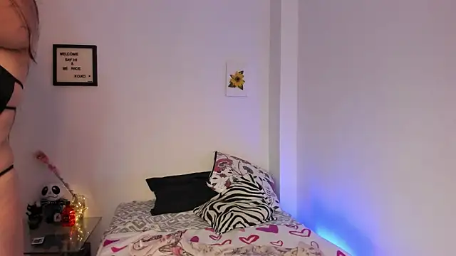 LauraToro  online show from 22, 11, 2025