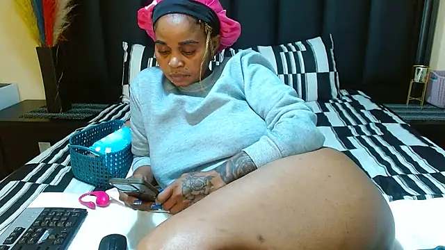 NaughtyLuux12 online show from 24, 7, 2026