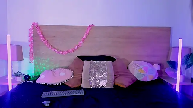 LaraRous online show from 7, 7, 2026