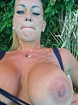 housewifebella online show from 14, 7, 2026