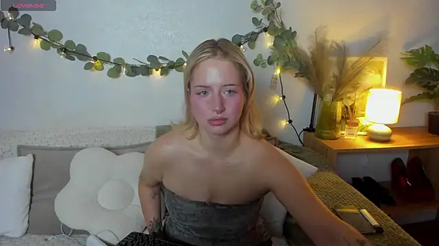 LallyBunnyy online show from 20, 6, 2026