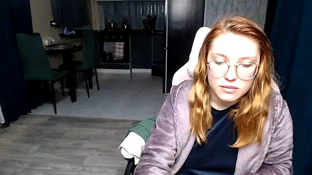 Reginasmilee online show from 3, 11, 2025