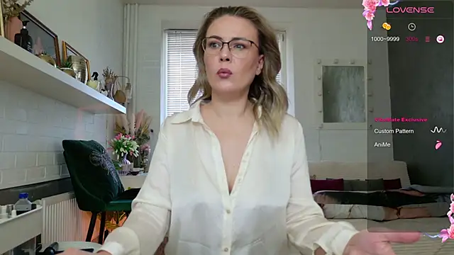 Snapshot of BeautyeyesLovely chatting on 27, 10, 2025 BeautyeyesLovely online show from 27, 10, 2025