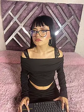 Saphira Pink online show from 17, 7, 2026