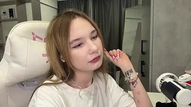 Snapshot of LittleMiaX chatting on 20, 7, 2026 LittleMiaX online show from 20, 7, 2026
