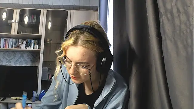 Adelinetre online show from 30, 7, 2026