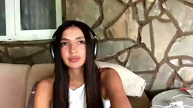 Snapshot of Ellya_ chatting on 4, 8, 2026 Ellya online show from 4, 8, 2026