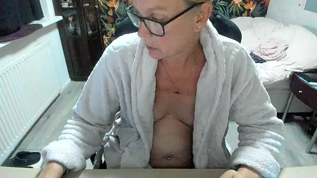 minoesje37 online show from 10, 9, 2025