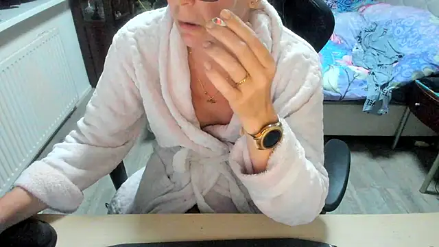 minoesje37 online show from 5, 10, 2025