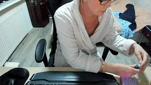 minoesje37 online show from 9, 3, 2025