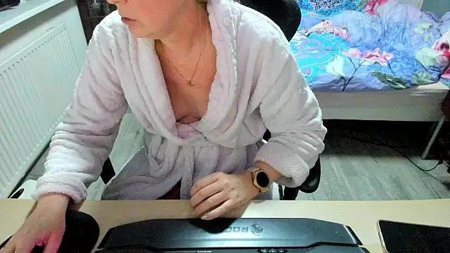 minoesje37 online show from 3, 3, 2025