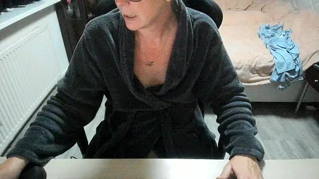 minoesje37 online show from 3, 11, 2025