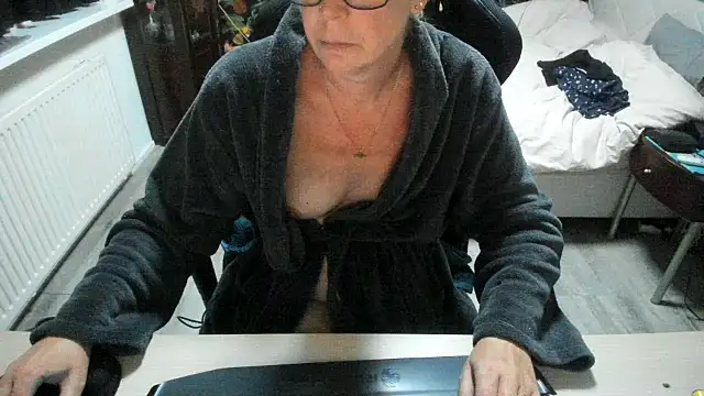 minoesje37 online show from 23, 9, 2025